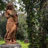 Costeggiata la residenza continuiamo con l�esplorazione tra palme e aiuole, incontrando anche altre due belle statue femminili...